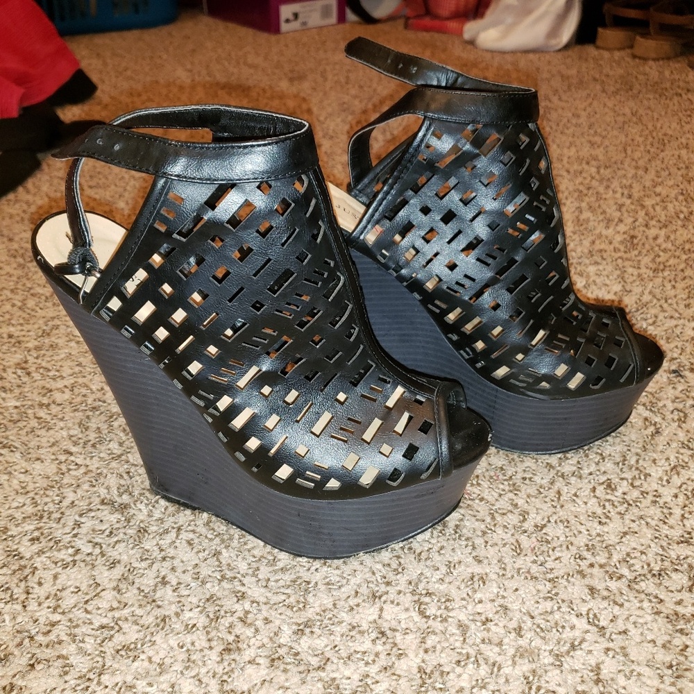Black cutout wedges
